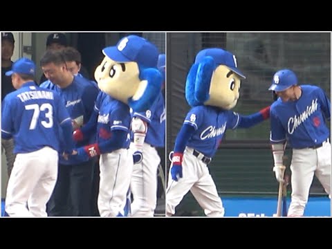 今日は立浪監督に『お手』されたドアラ、その勢いで側にいた大島に絡む（笑） (2023/06/07)