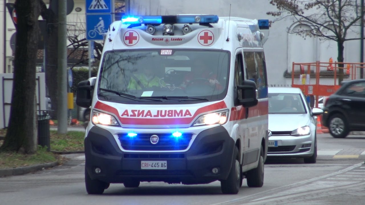 Ambulanza Croce Rossa Selvazzano Dentro in emergenza - Italian ambulance responding code3