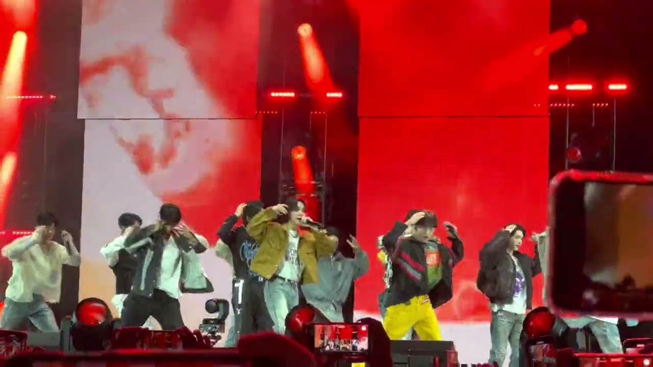 SEVENTEEN- Hot - live at LA3C