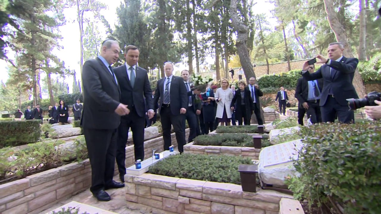 PM Netanyahu Accompanies Polish President Duda in Laying a Wreath on Grave of Yoni Netanyahu