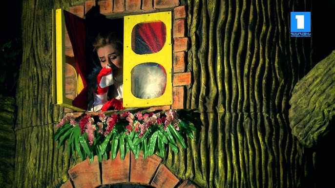 U uning mushuk ichida cums va keyin juni off yaladi.