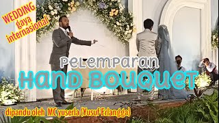 MC prosesi Pelemparan Hand Bouquet, dalam acara resepsi pernikahan gaya International Wedding