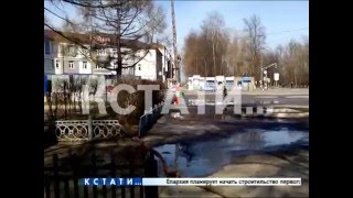Спасая улицы от паводка, коммунальщики уничтожают детскую площадку Спасая улицы от паводка, коммунальщики уничтожают детскую площадку
