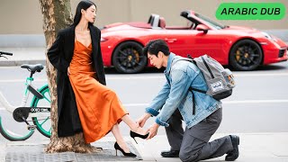 شاب يفوّت مقابلة عمل لمساعدة امرأة؛ اتضح أنها مدرّبته المستقبلية وغيرت حياته!