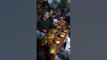 Seni: Tayub; Campur Sari;.... Para pengrawit serempak mengalunkan gamelan,... group seni Muji Laras