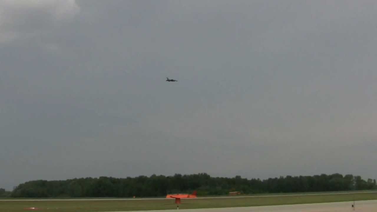 2011 Waterloo Air Show F-16 Takeoff Very Loud
