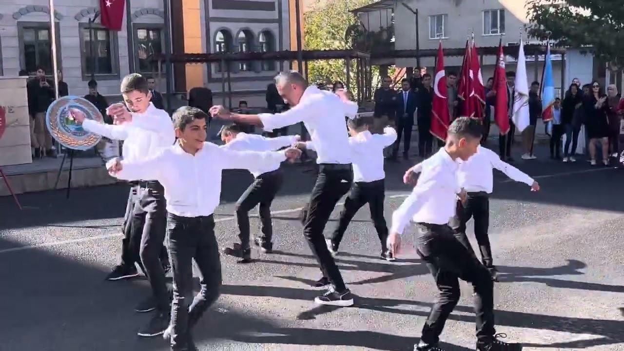 Niğde Çamardı Atatürk Ortaokulu Öğretmen ve Öğrencileri