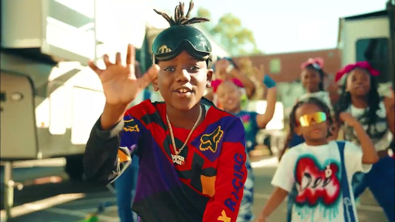 LIVING LARGE - Super Siah (Official Music Video) LIVING LARGE - Super Siah (Official Music Video)