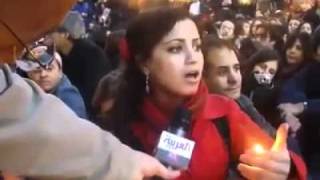 Amel MATHLOUTHI  - Tunisian girl  sings a song during demonstraitons (corrected) Resimi