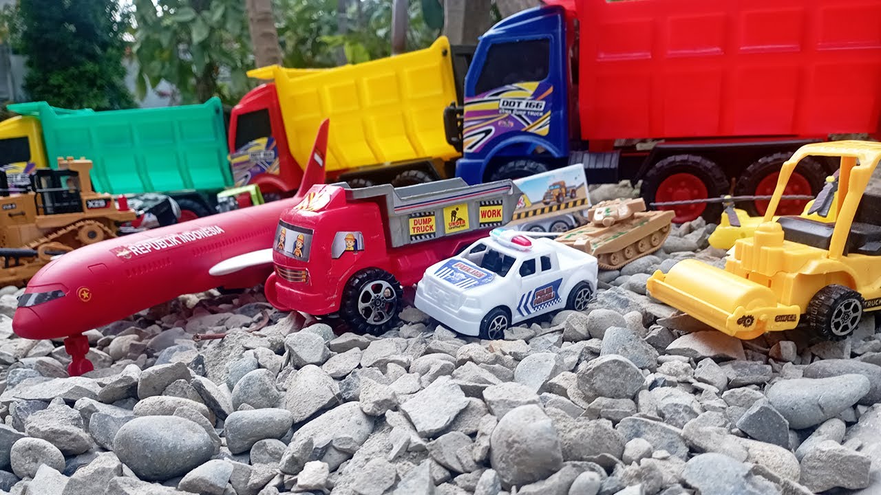 Wah Wah Wah Tronton Panjang Berbaris Muat Mobil Truk Pemadam Truk Molen Buldoser Rocket oleng Tayo