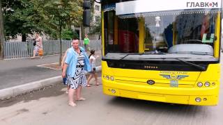 Как в Киеве водитель троллейбуса разгоняла бестолковых автолюбителей