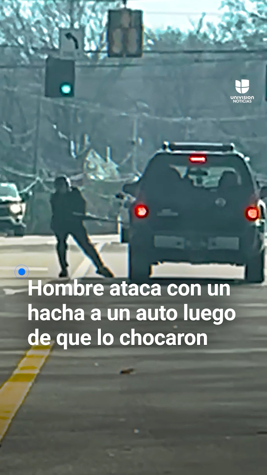 Un hombre ataca con un hacha a un auto tras un choque