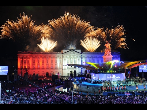 the-history-of-buckingham-palace:-the-queen-and-the-royal-family
