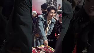Kechun cut a birthday cake with fans #kechun #柯淳 #cdrama