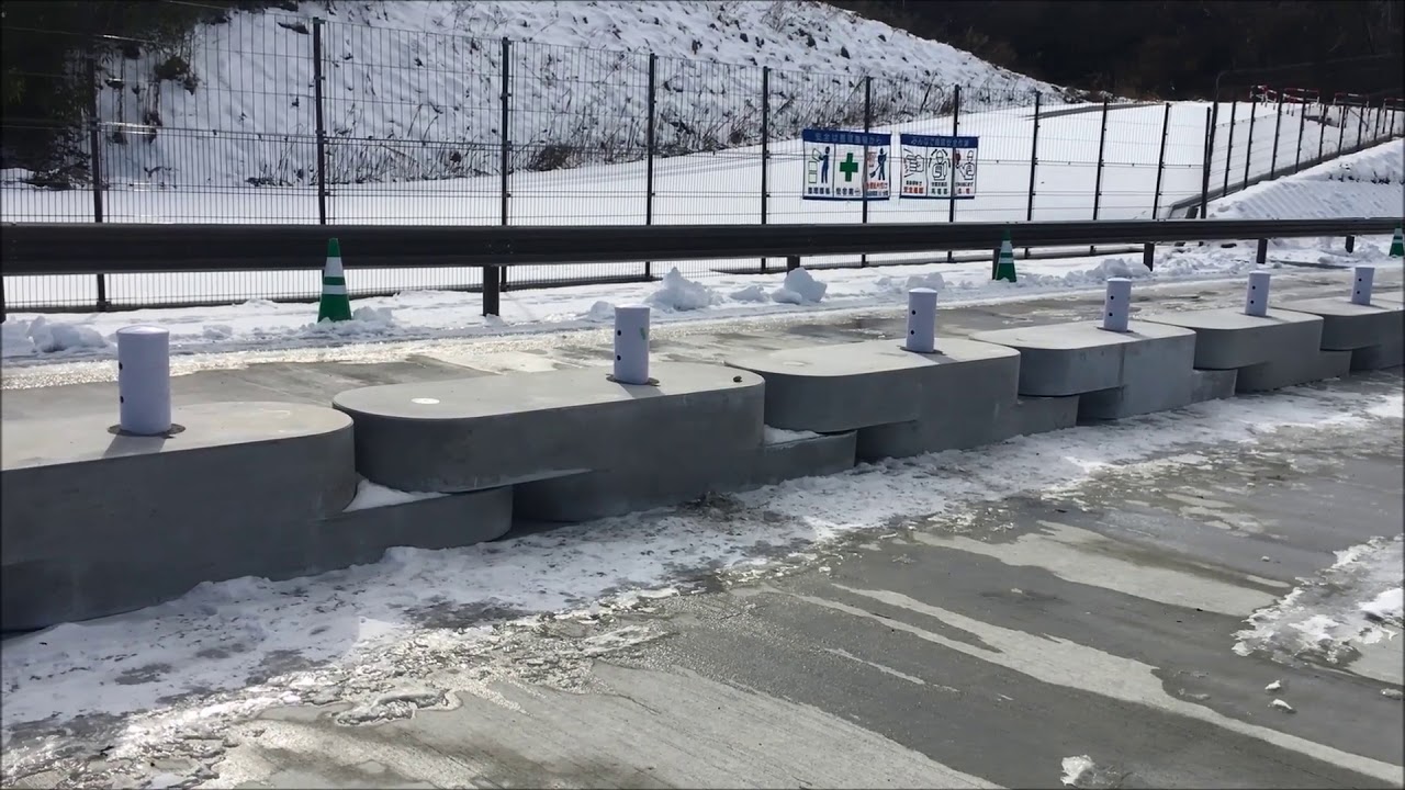 自在R連続基礎ブロック -A型布設の様子　三遠南信自動車道2