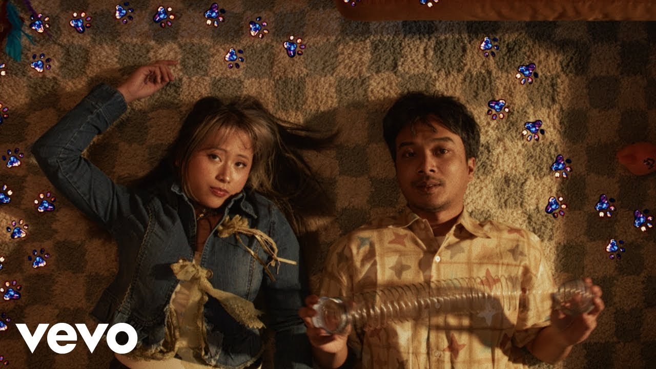 Galdive - 20 Weeks (Official Visualizer) auf YouTube ansehen Galdive - 20 Weeks (Official Visualizer) auf YouTube ansehen