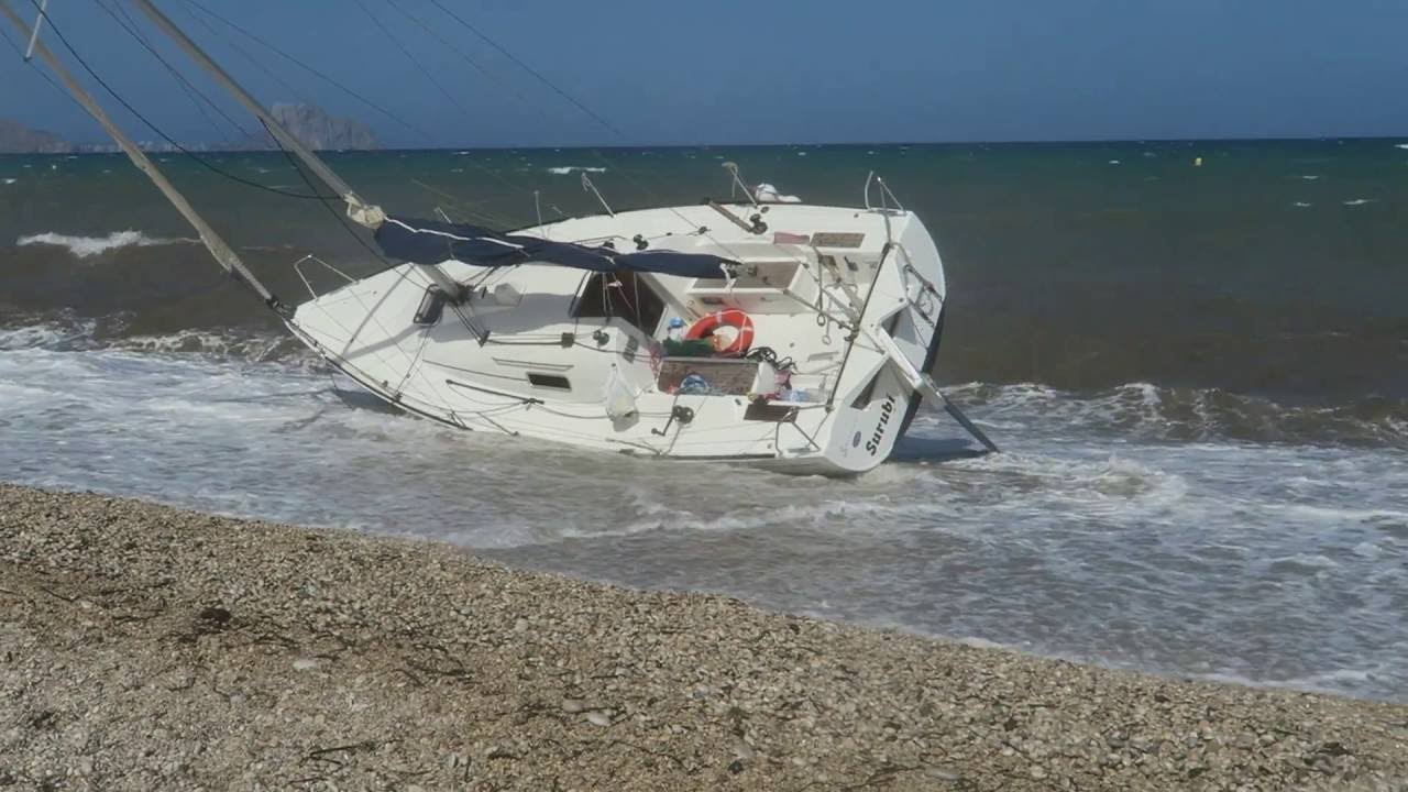 Velero Varado en la playa del Albir el día 23 06 2016