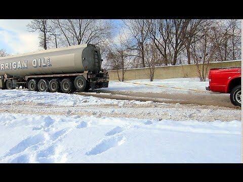 Dodge Dakota 4.7 V8 Pulls Out Stuck Semi Truck from Deep Snow - Good Deed for the Day!