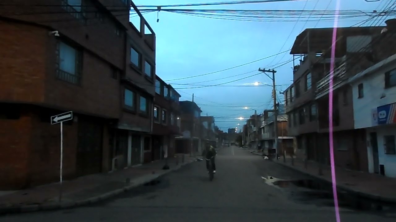 Por la carrera contigua a este lugar, están parrandeando