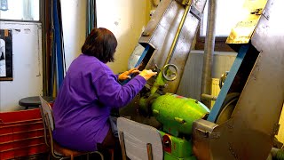 видео: Изнутри старинной ножевой фабрики: как вручную изготавливаются мясницкие и кухонные ножи картинка: Изнутри старинной ножевой фабрики: как вручную изготавливаются мясницкие и кухонные ножи