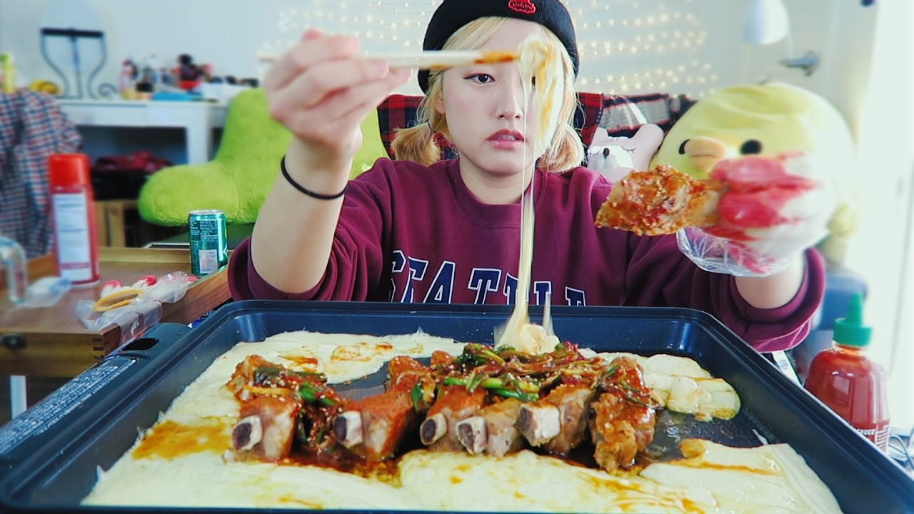 SRIRACHA ep1. [Buffalo Ribs with Cheese Fondue] + cup noodles dessert cooking/mukbang