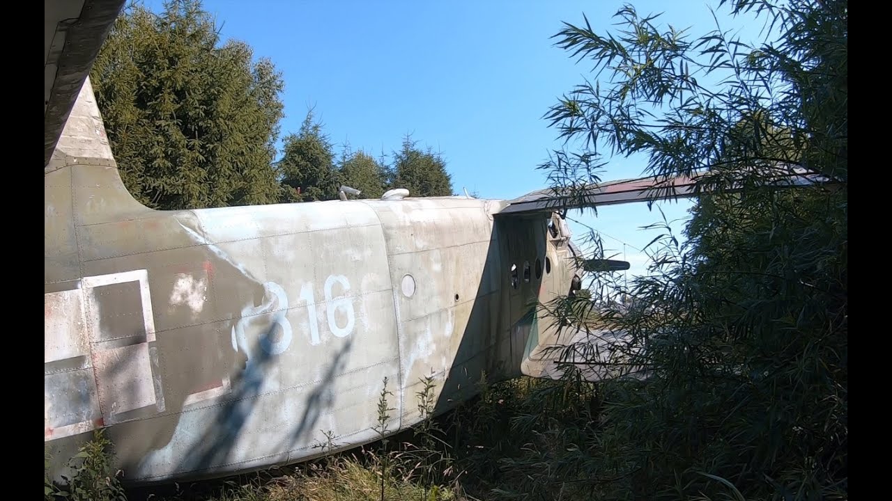 Porzucony ukryty w krzakach samolot Antonow AN 2  (Urbex 65 ) .