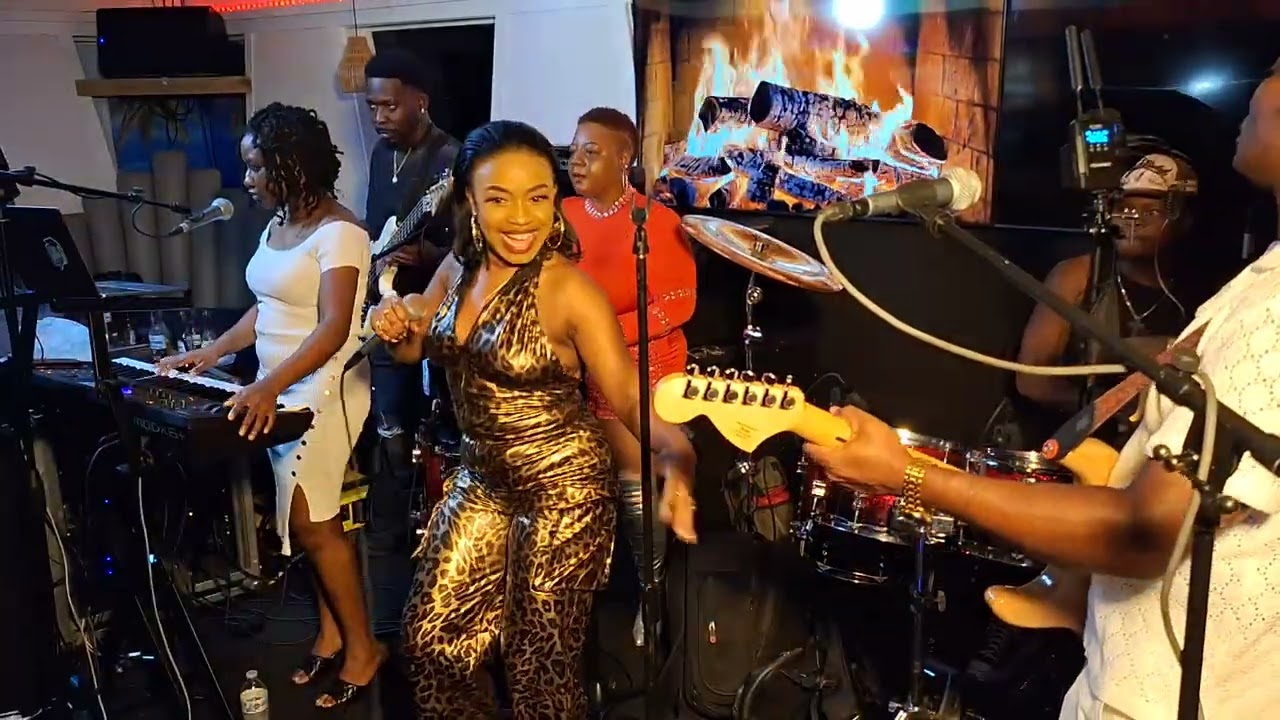 Группа Lovers Ban исполняет живую музыку в ресторане Kolo #ABONNEVOUS #PATAJE