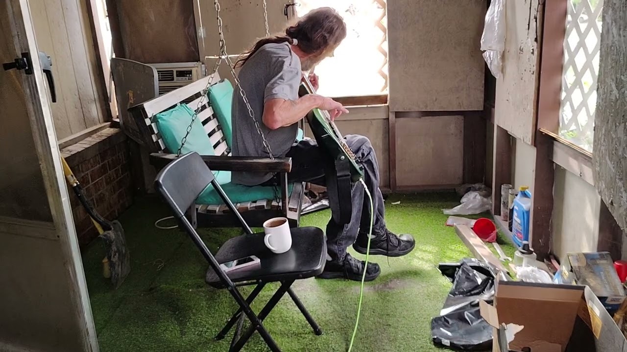 Peavey VYPYR X2 not good with bass guitar ( Stay with your Fender Rumble 40 )