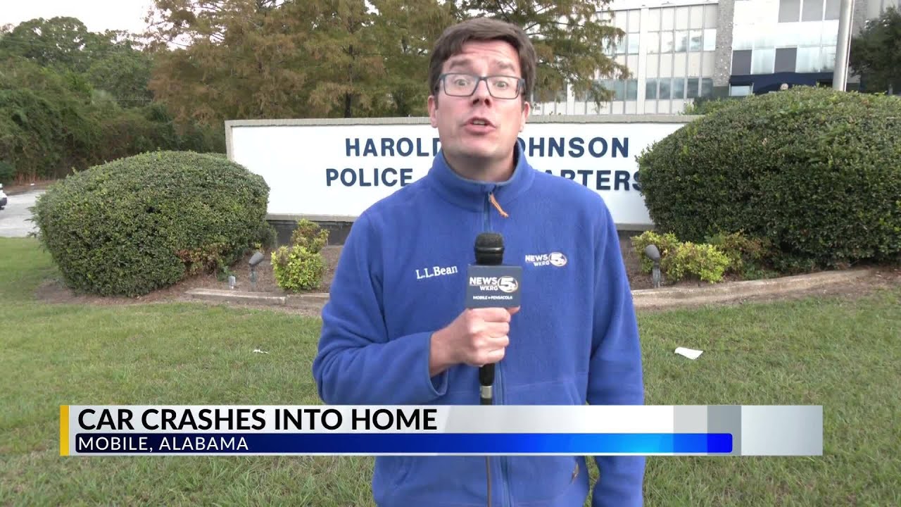 Truck crashes into home in Mobile - YouTube