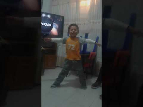 Niño perreando