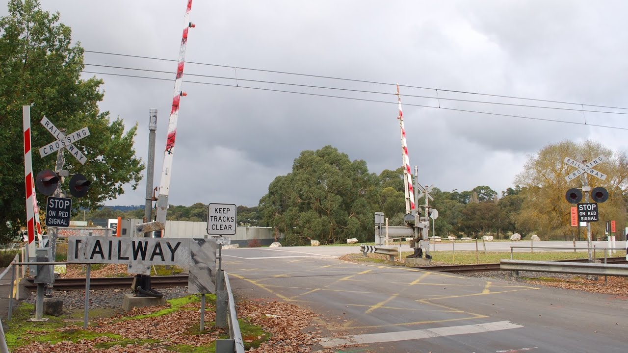 Melba Ave/Cave Hill Rd Railway Crossing, Lilydale YouTube