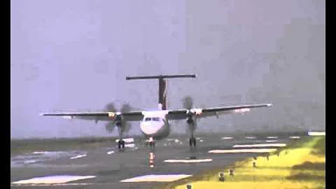 Awesome Dash 8 crosswind landing