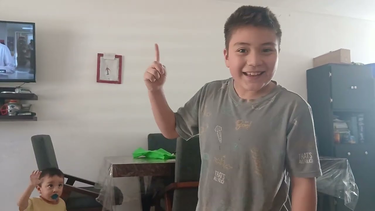 Muestro mi casa  y mi hermano me in terumpe😒