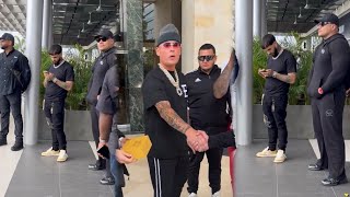 Cosculluela finds Anuel, who was waiting for his people outside an airport, and apologizes to him.