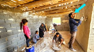 The mysterious help of an unknown man to a nomadic family to build a shelter in the new territory