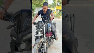 Oru strong brake, rendu result: ABS irundha control, ABS illana fall or skid