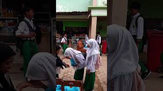 bagi bingkisan berisi 3 kotak susu #reels #sekolah #santriputri #bagi