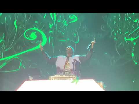 Snoop Dogg rinde tributo al rey de la música Mexicana, Vicente Fernandez.