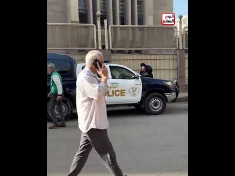 في سيارة الشرطة وصول اللاعب رمضان صبحي لاستكمال محاكمته بتهمة التـ زوير
