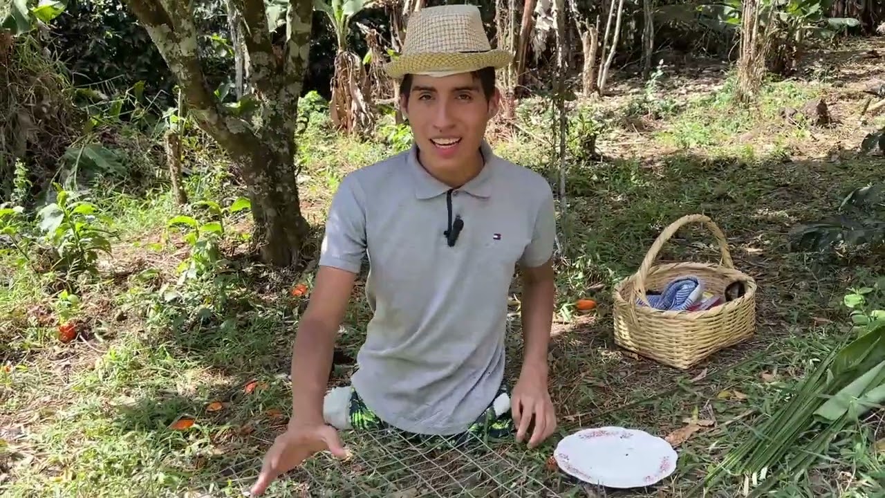 Preparando una trucha en hoja de bijao.