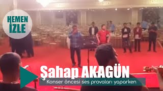 Şahap Akagün - Konser öncesi ses provaları yaparken Resimi