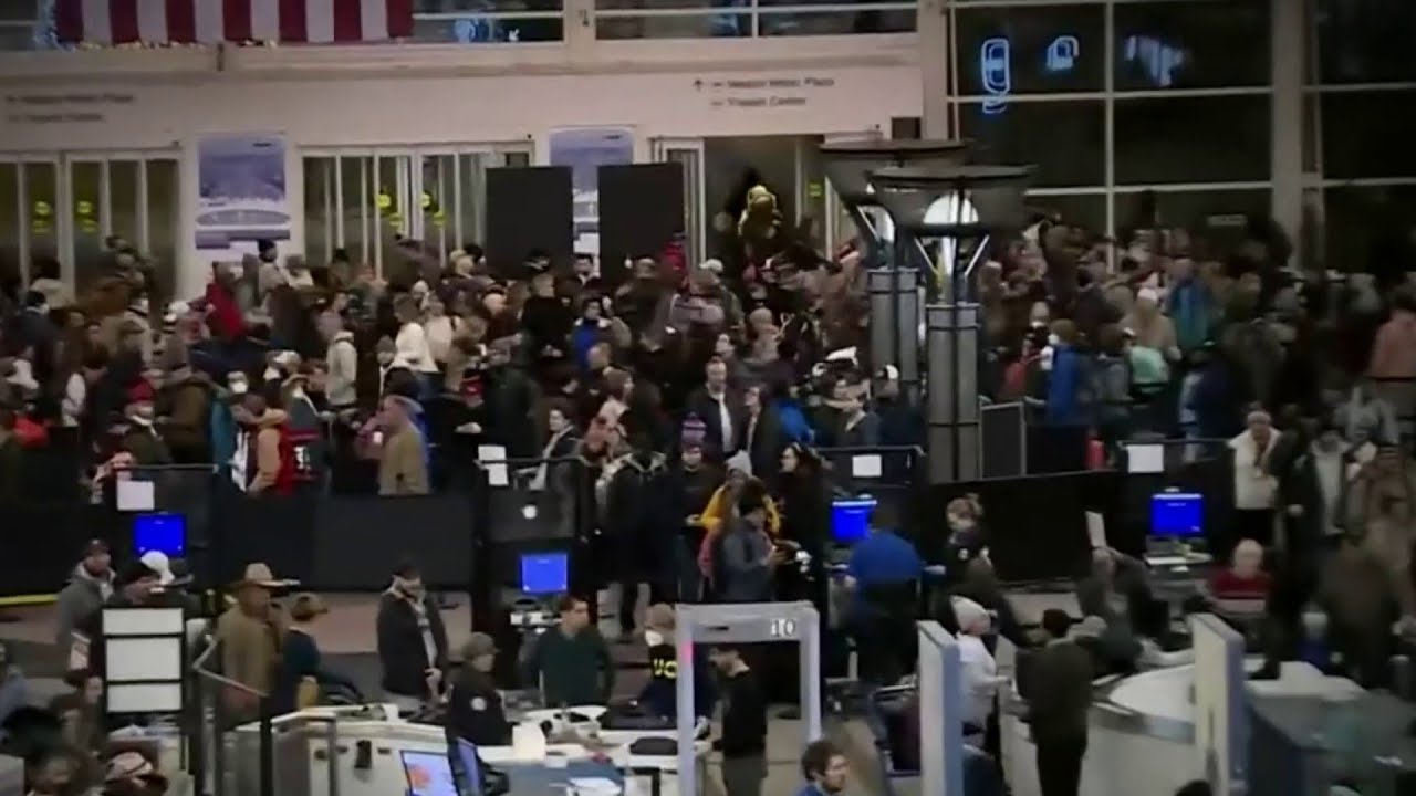 Closures and delays at Houston airports amid arctic blast - YouTube