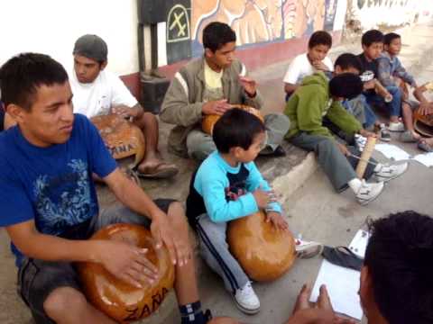 Zaña- La Hora del Checo (percusión).MPG - YouTube