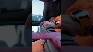Präziser als ein Chirurg? Baggerfahrer zündet Feuerzug mit Bagger an #shorts #viralvideo #talent