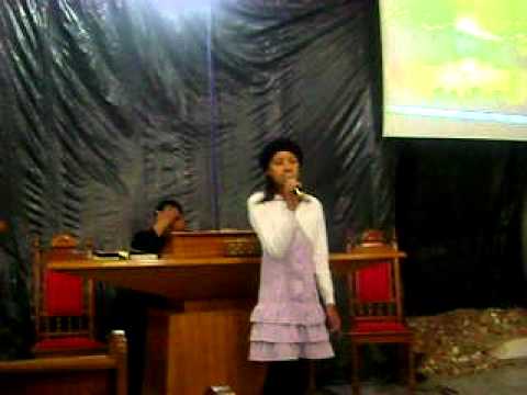 Jennifer cantando na Igreja - primeira vez.avi