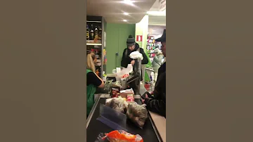 Ужас!!!, магазин Пятёрочка, на кассе. Стою в очереди на кассу.