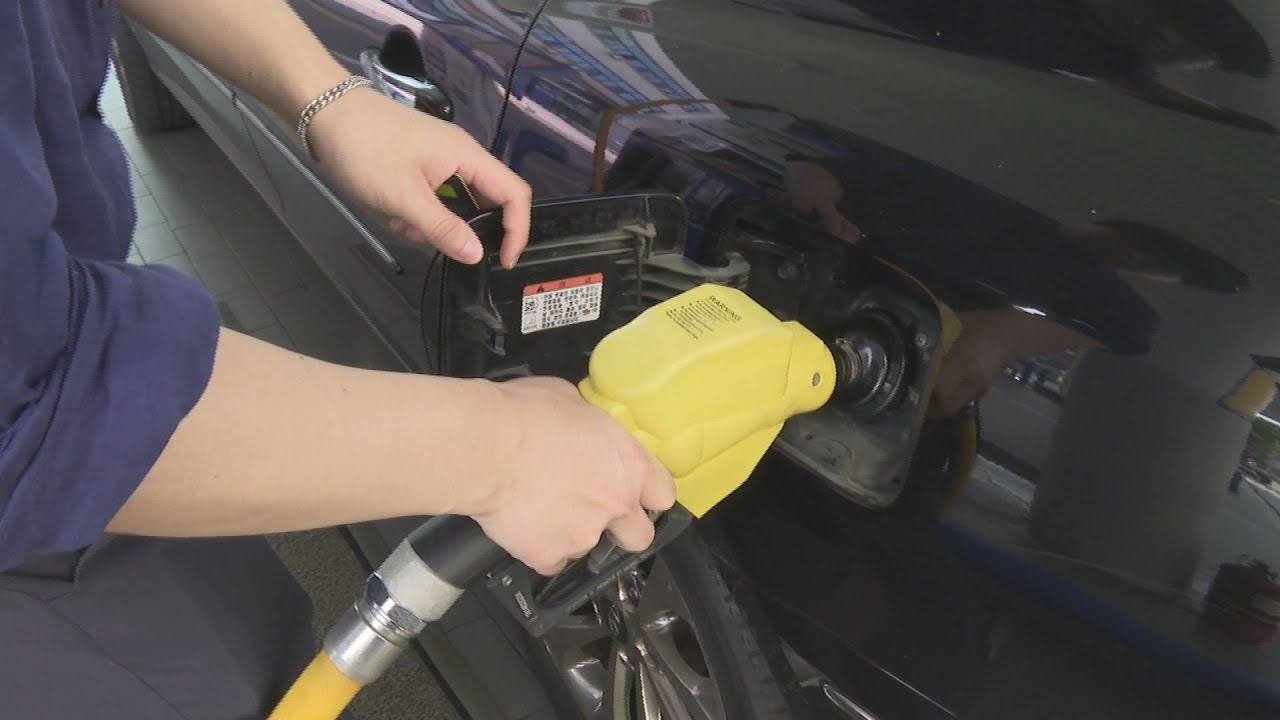 newspaper mockup 전국 기름값 6주째 올라…상승폭은 둔화 / 연합뉴스TV (YonhapnewsTV)