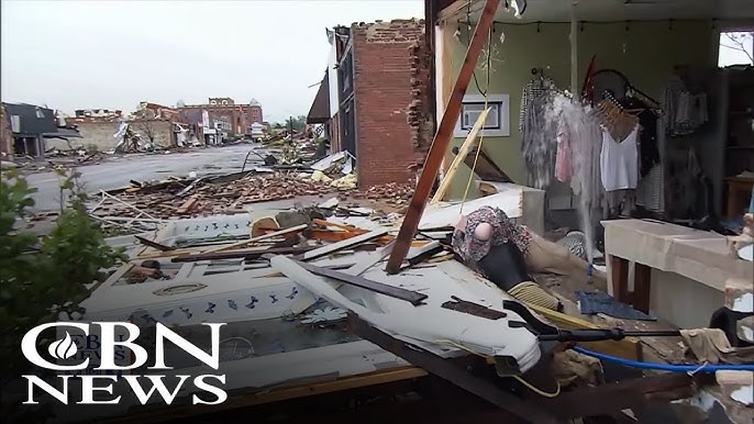 5 Dead After 130 Tornadoes Rip Through America S Heartland