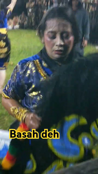 Penari dengan totalitas tinggi berani tampil sambil berbasah-basah oleh hujan dan mandi air kelapa