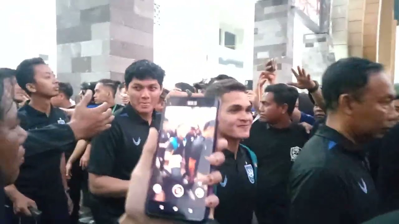pemain dan official Full senyum Saat meninggalkan stadion Jatidiri Semarang.💙 PSIS vs Persebaya 2-0